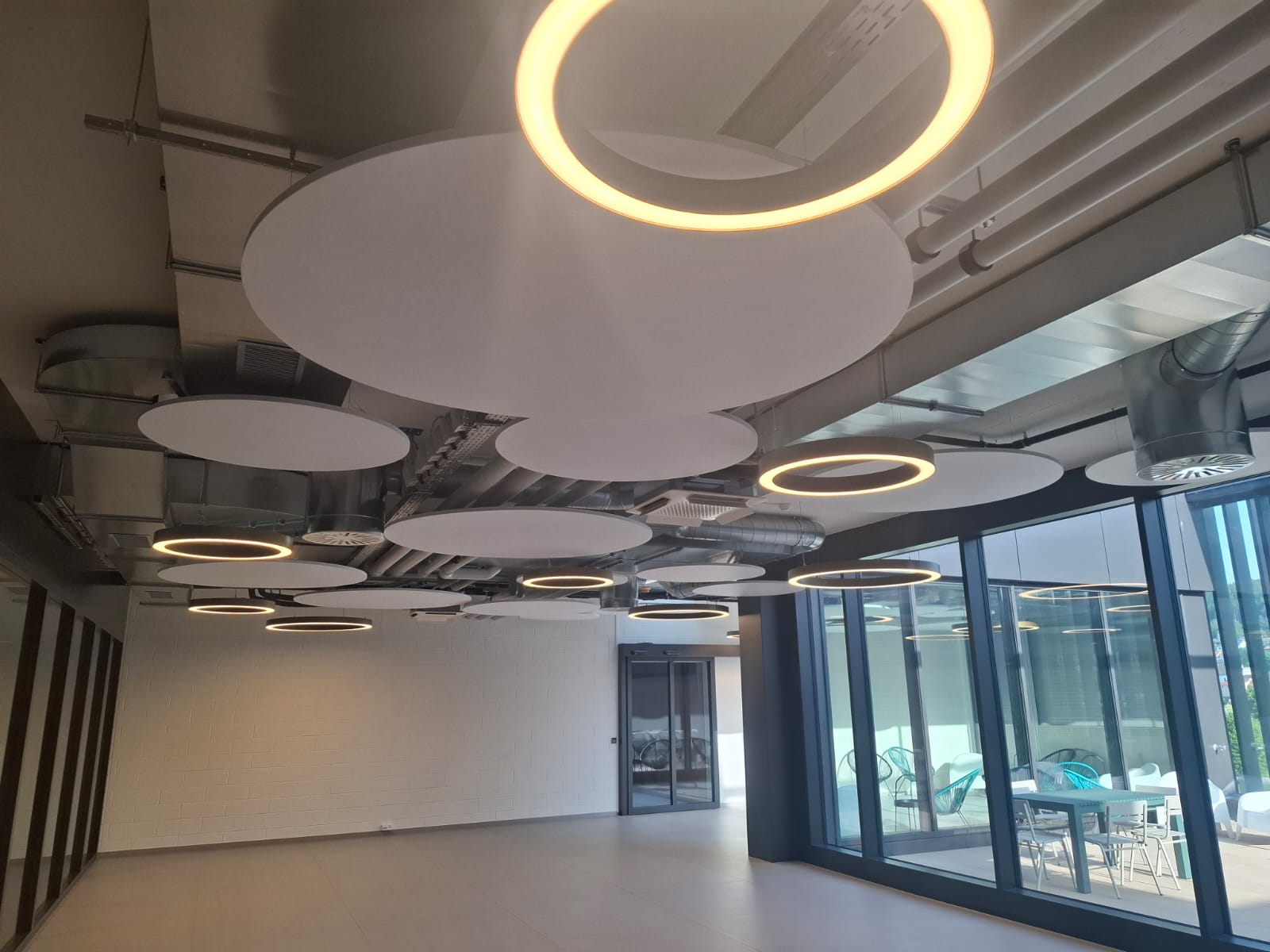 Installation plafond métallique