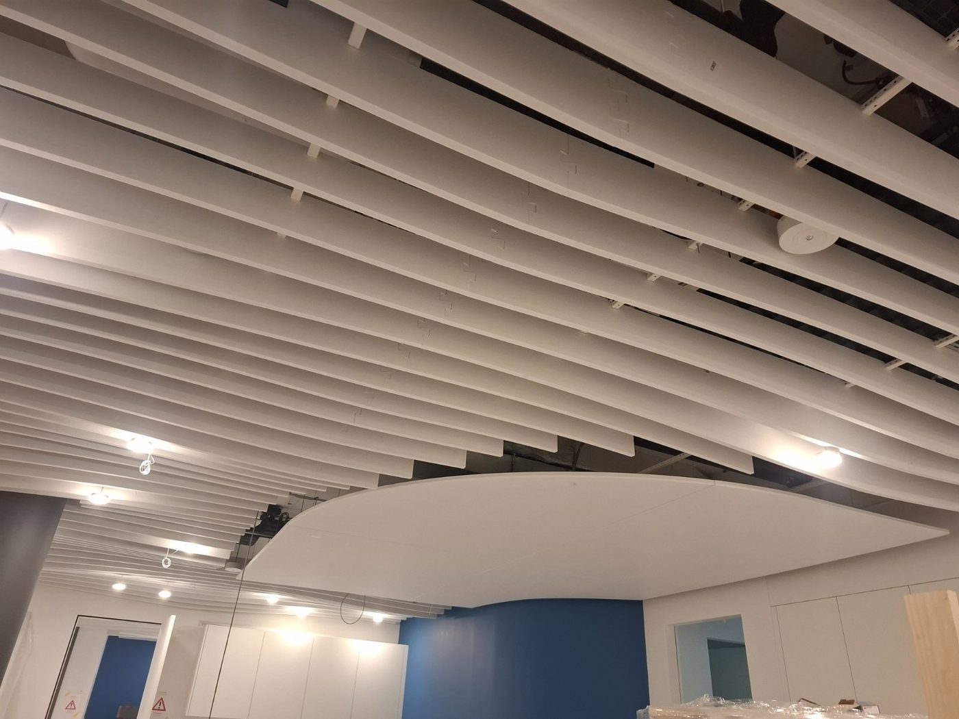 Baffles acoustiques eccoJazz suspendus dans une salle, Bienne