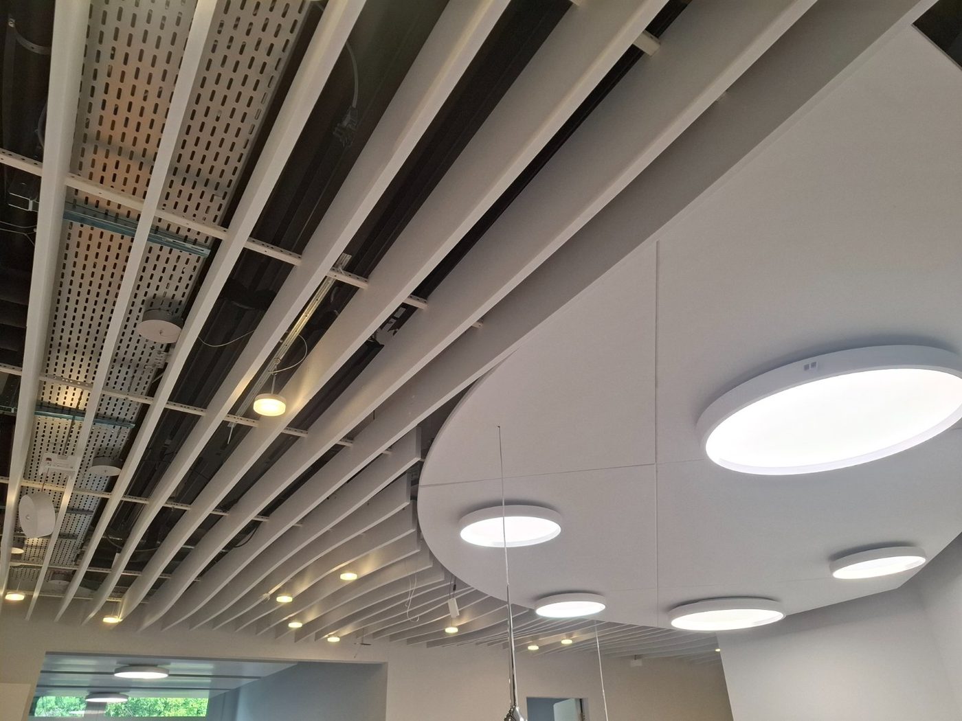 Îlots acoustiques et baffles sous plafond technique, Bienne